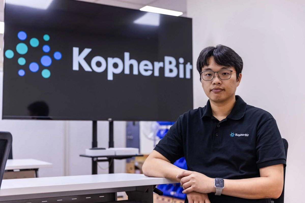 KopherBitのロゴと男性