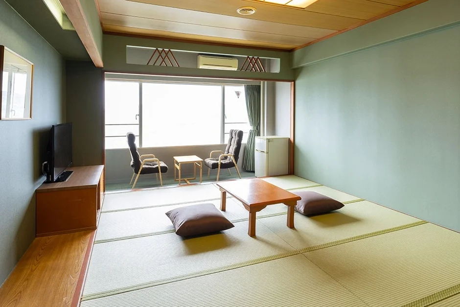 畳が敷かれた和室の室内風景