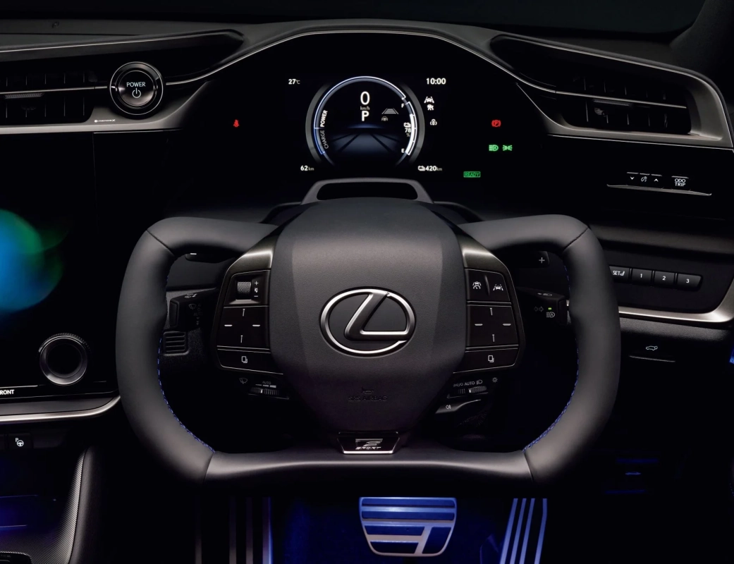 LEXUS RZ550e “F SPORT”の運転席