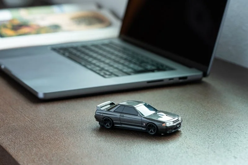 ノートパソコンとGT-R型マウス