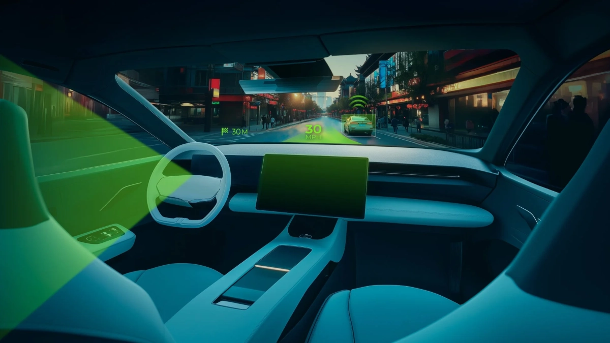 未来的な自動車の運転席から見た都市の夜景、ヘッドアップディスプレイに情報が表示