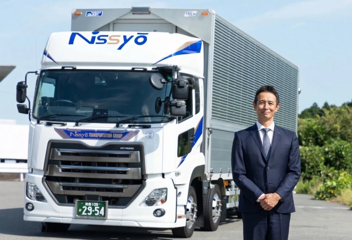 Nissyoのトラックの前に立つ日商の稲田一輝社長