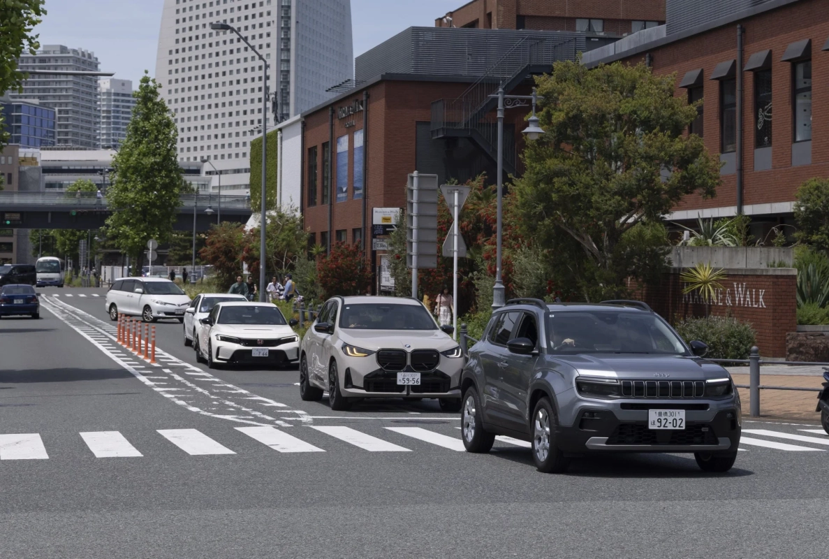 市街地を走行する車