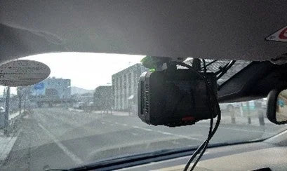 ドライブレコーダーの設置された車内からの景色