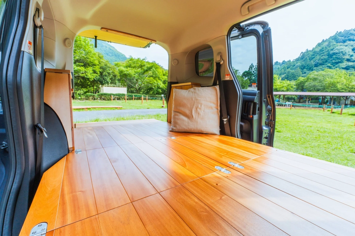 車の荷室が木製フラット床に改造、自然の景色