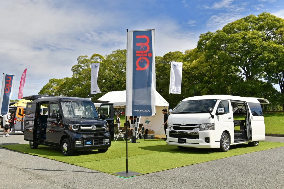 バンとキャンピングカーの展示
