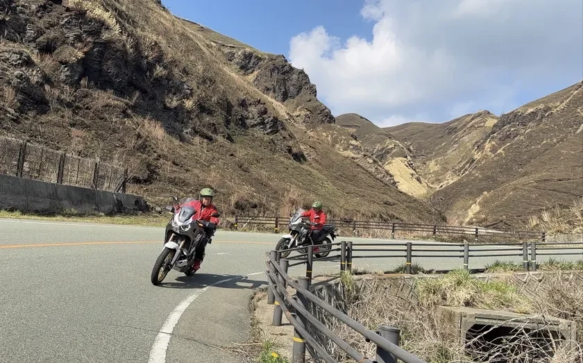 山道を走行する新型アフリカツイン