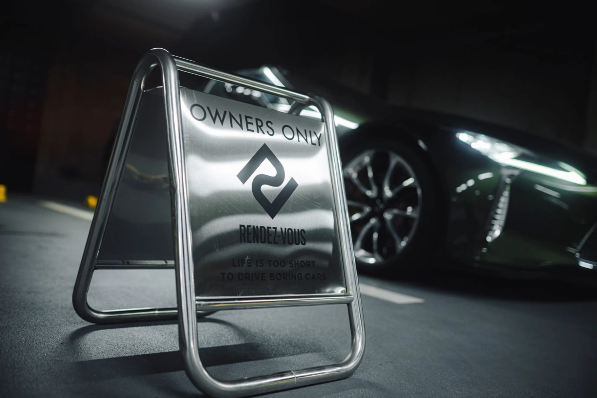 OWNERS ONLYのサイン