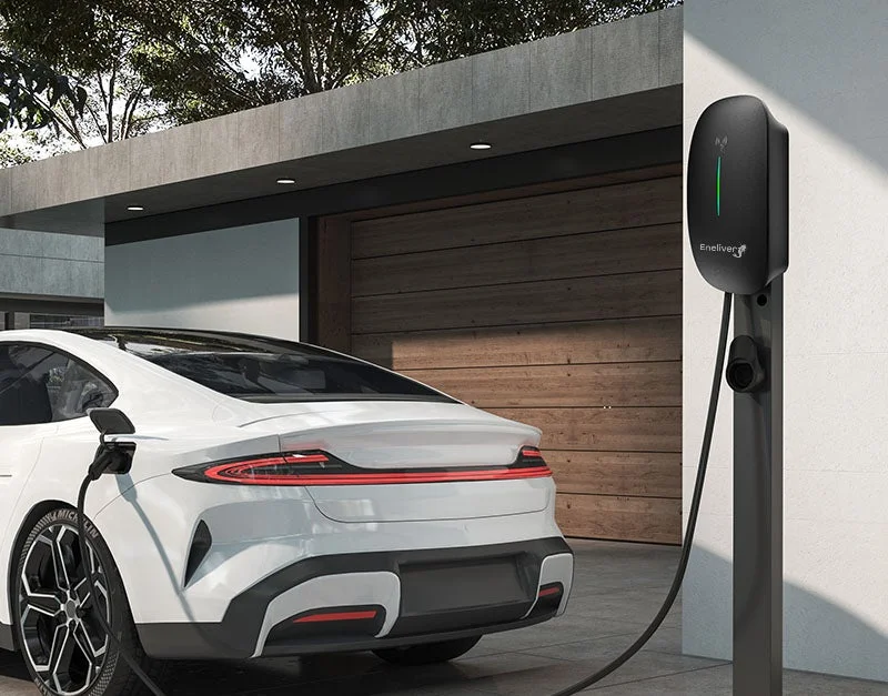Eneliver Wallboxを充電中のEV