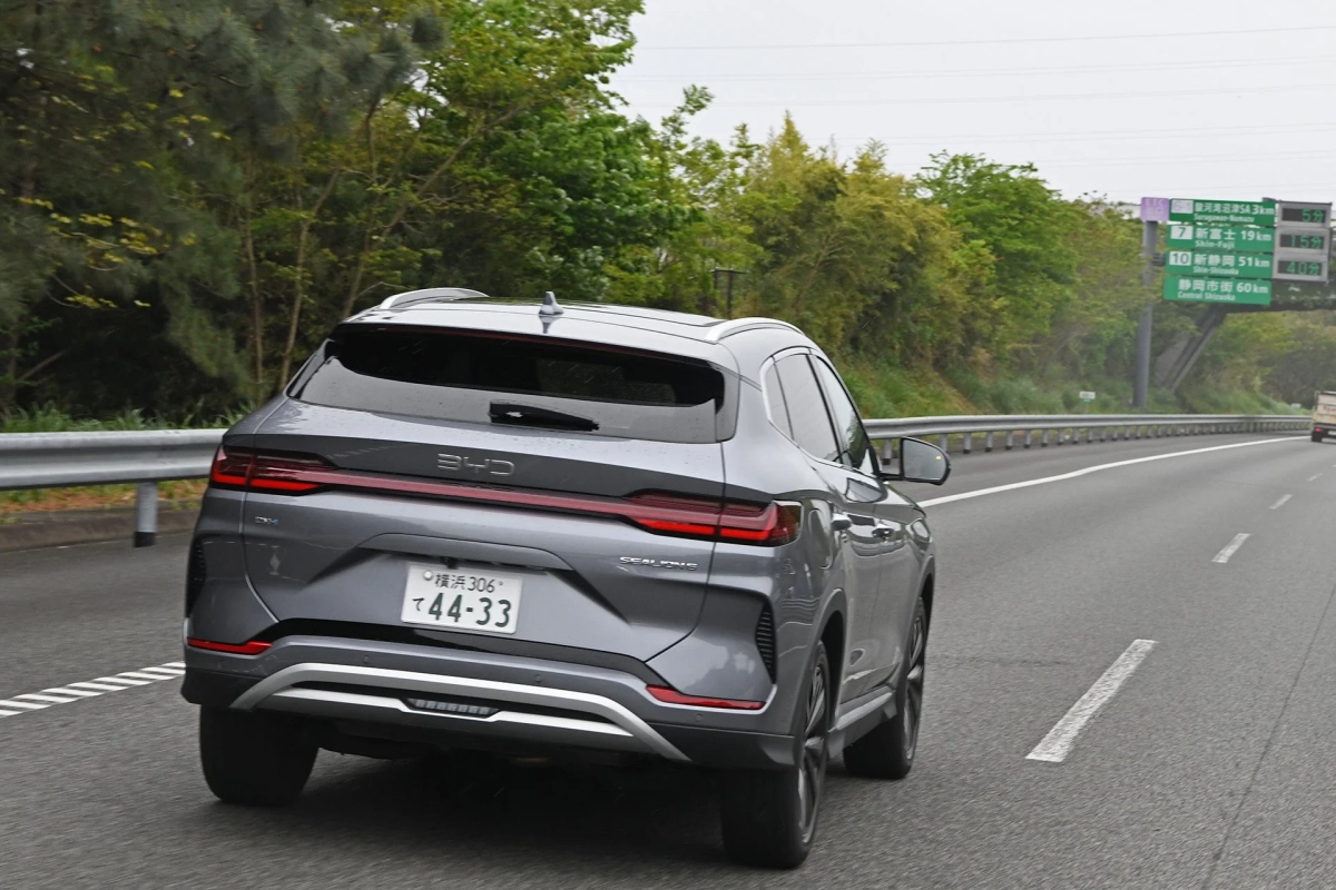 BYD SEALION 6の高速道路走行後方
