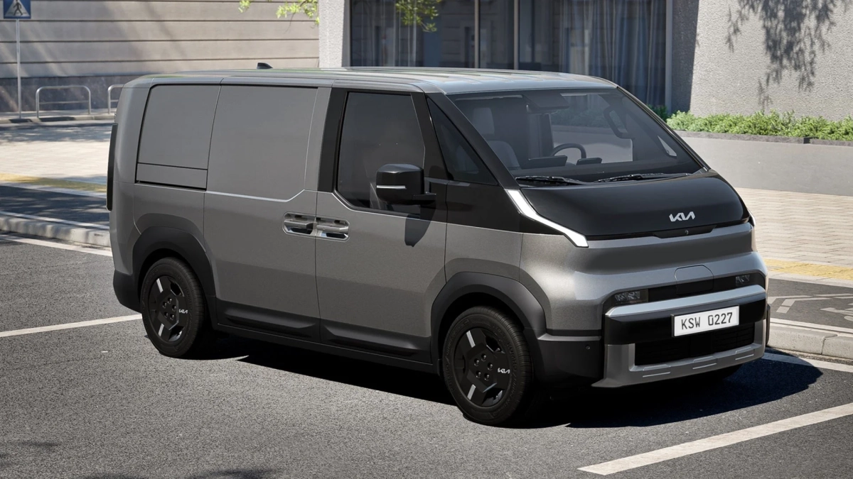 現代的なデザインのグレーのキア製商用バンが都市の通りに駐車されています