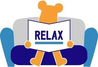 クマのようなキャラクターがソファに座り、「RELAX」と書かれた本を読んでいるイラストです。