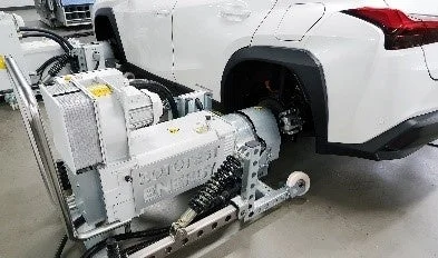 ハブダイナモメーターで試験中の自動車