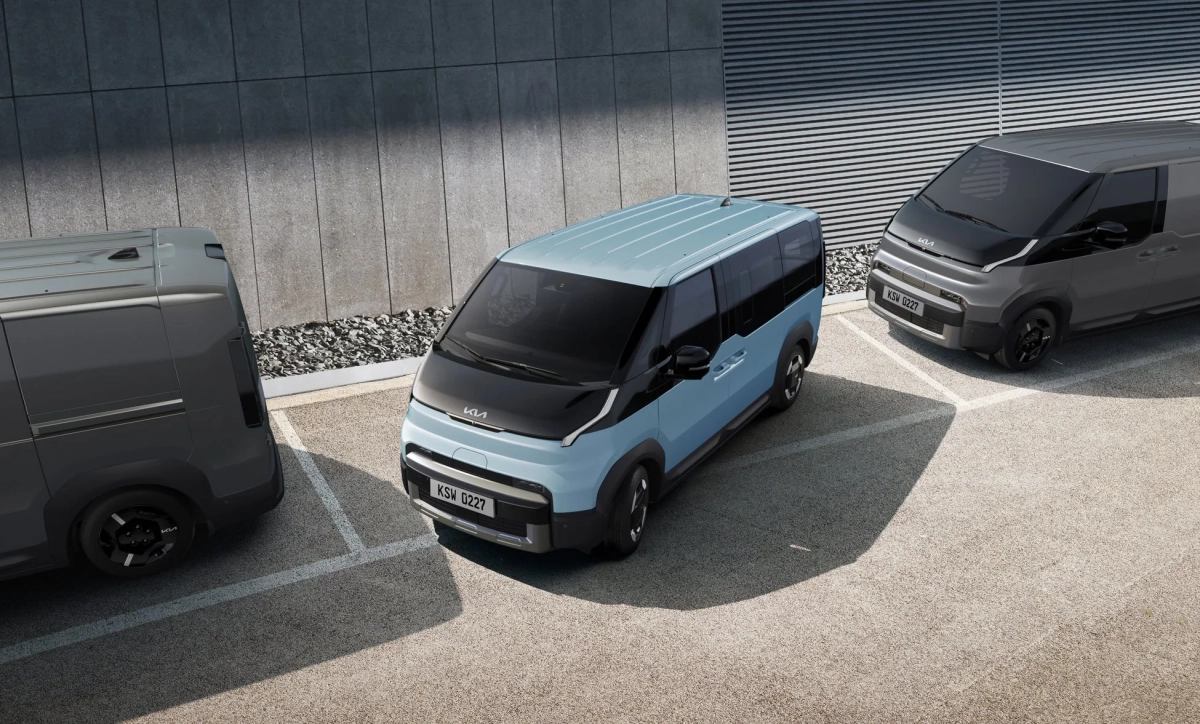 駐車場に停められた3台のKia製電気バン（EVバン）の俯瞰写真です