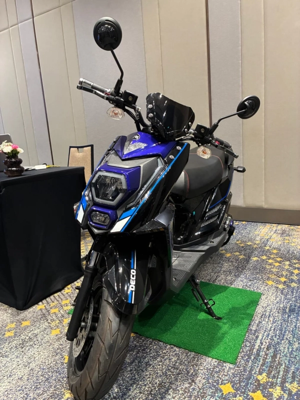 黒と青の電動スクーター