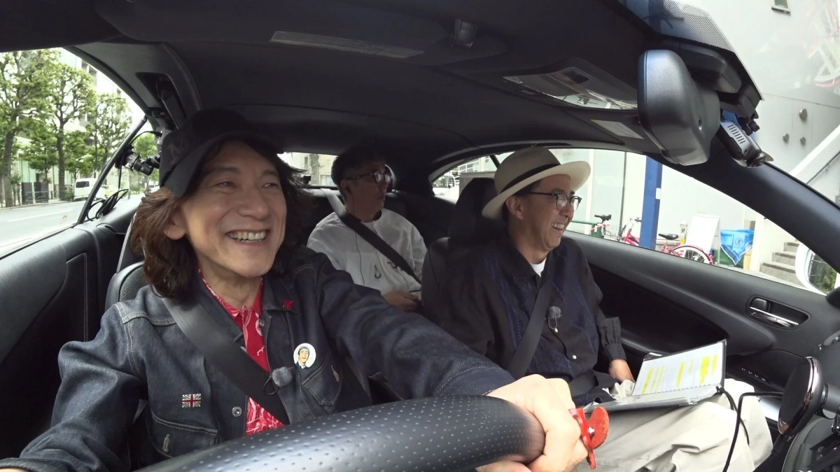 車内で楽しむ出演者たち