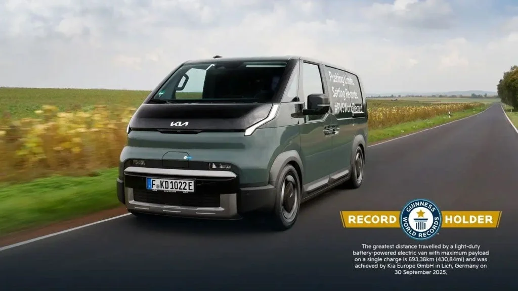 Kiaの新型EVバンがギネス世界記録を達成した様子です