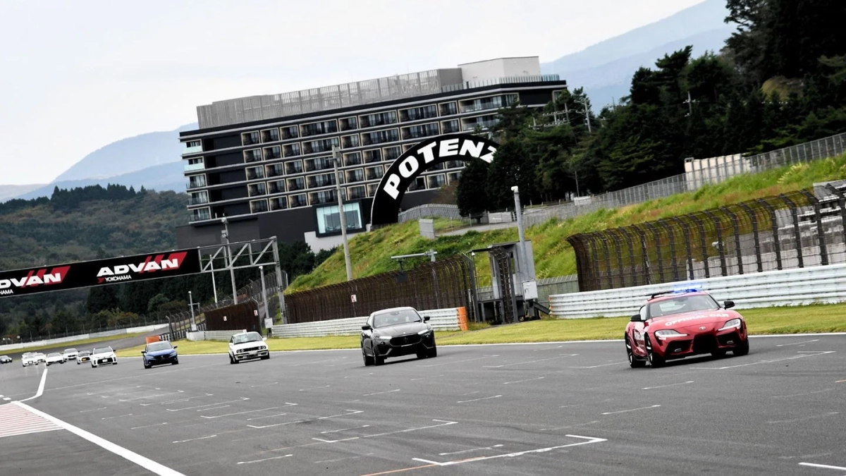 サーキットを走行する車
