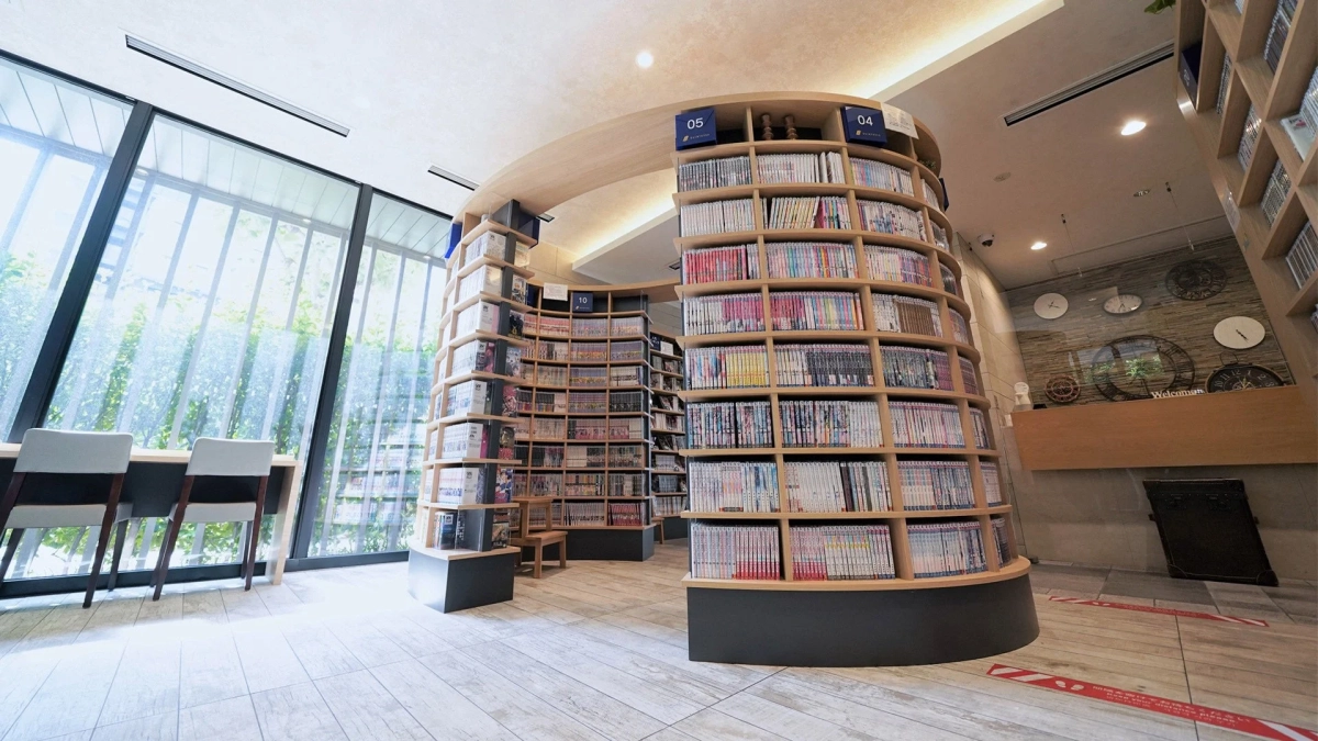 曲線的な木製の本棚に多数の書籍が並べられたモダンな図書館スペース
