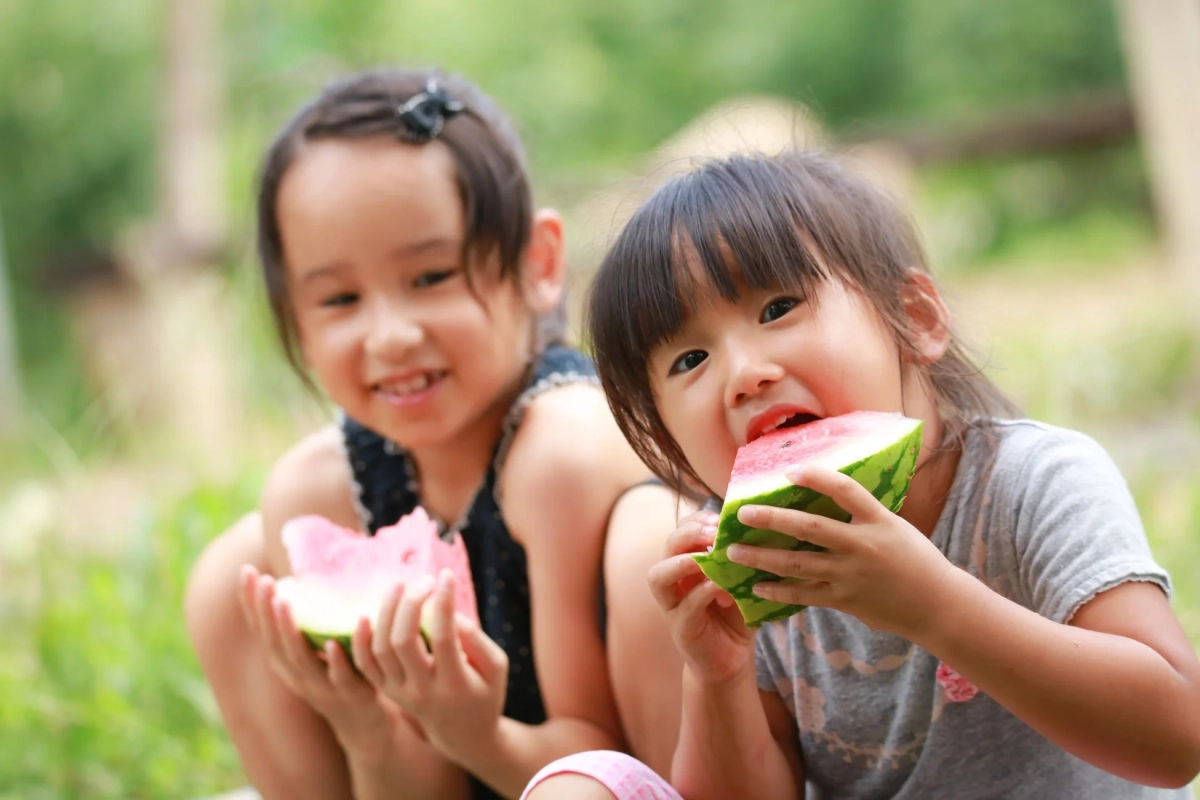スイカを食べる子供たち