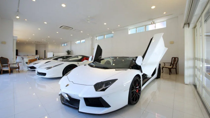 ショールームに展示された高級スポーツカー