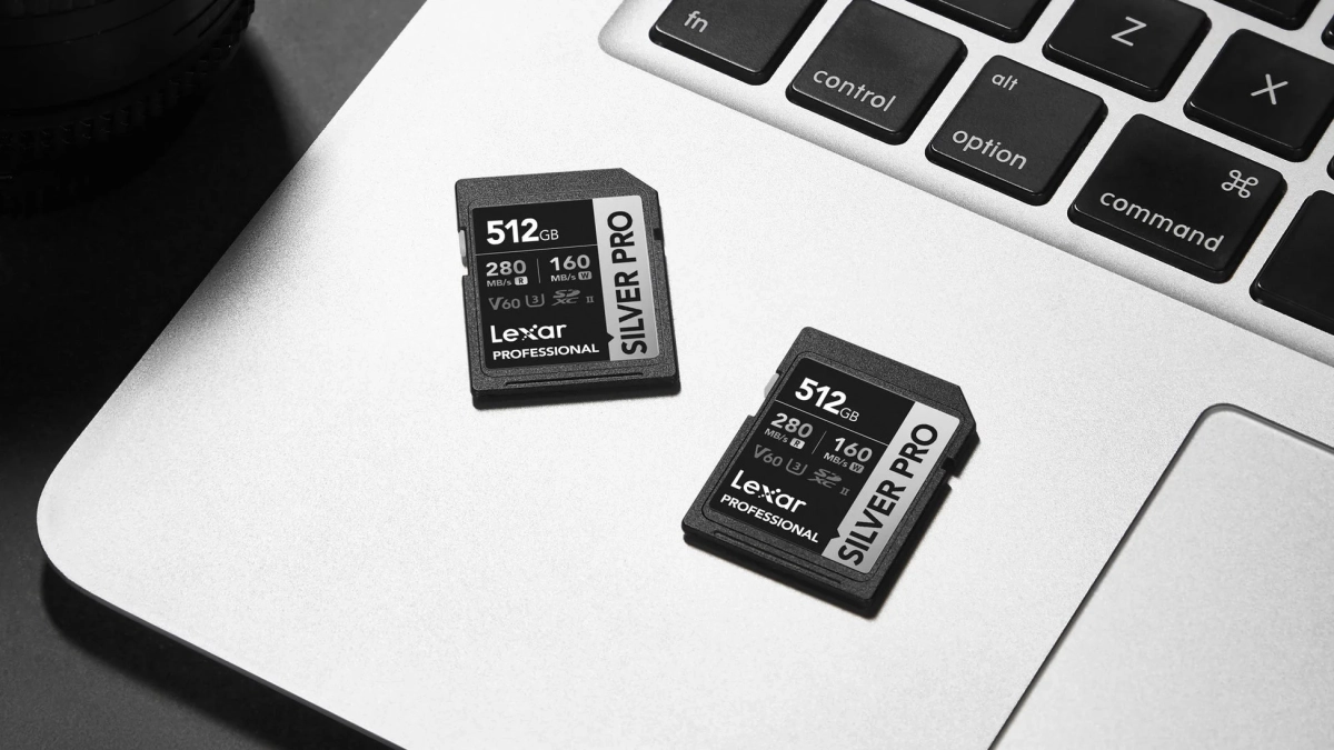 Lexar Professional SILVER PRO SDXC UHS-IIカードとノートパソコン