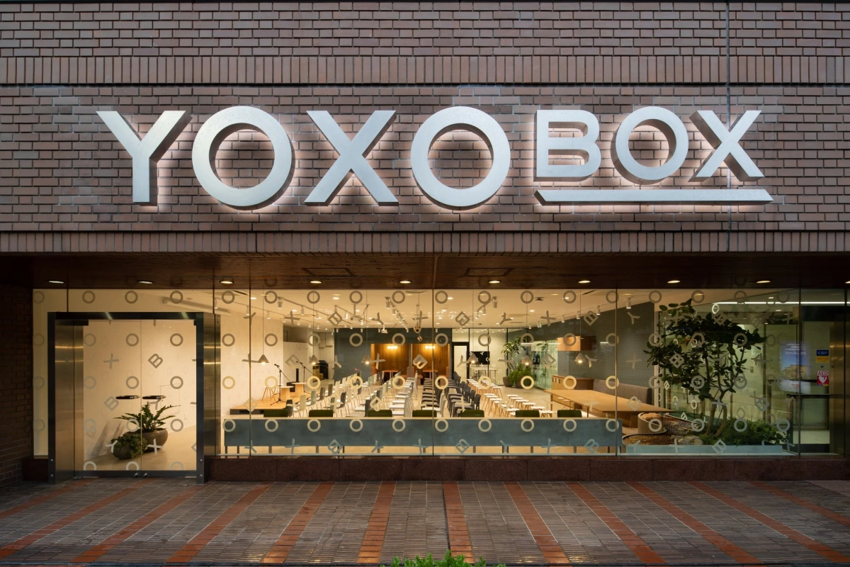 YOXOBOXと書かれたモダンな建物の外観