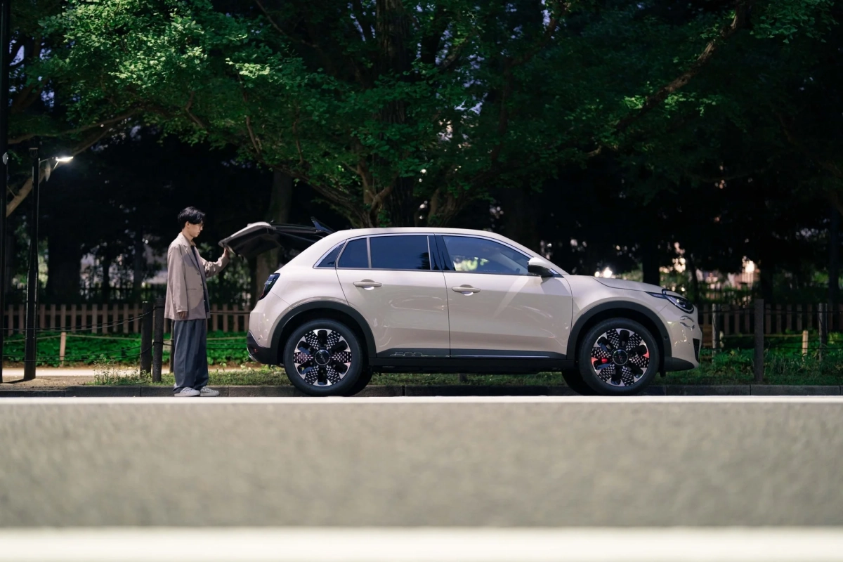 FIAT 600 Hybrid Caffelatteのトランクを開けるKan Sano
