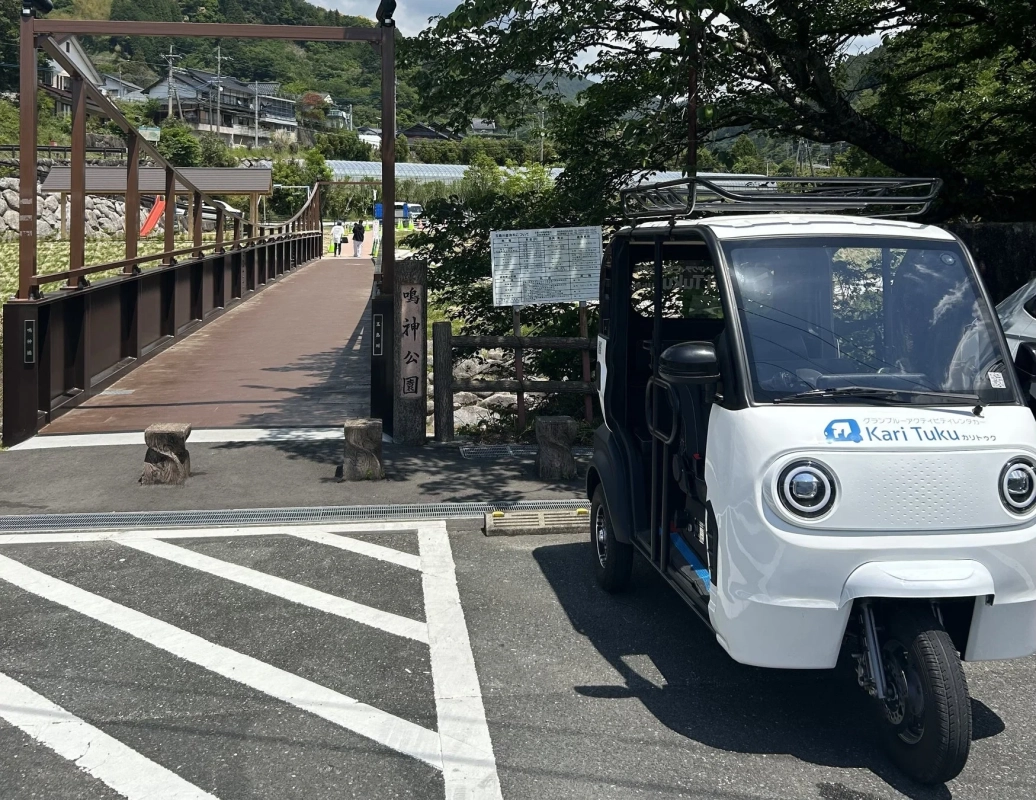 鳴神公園と白い三輪のレンタカー
