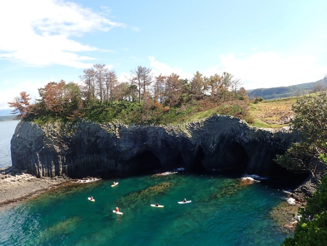 柱状節理の雄大な断崖と海食洞が広がる海岸