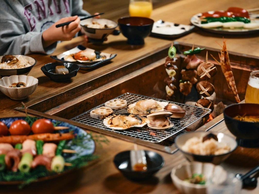 囲炉裏夕食を楽しむ人々