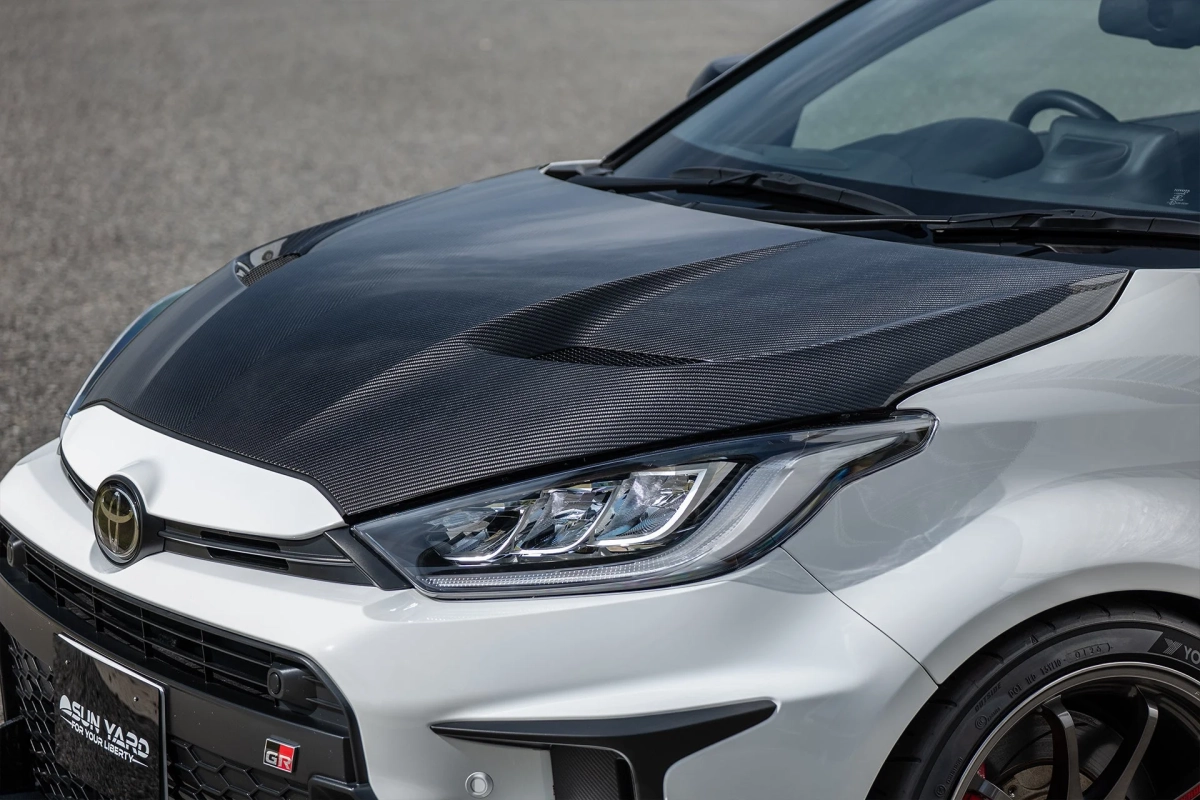 白いトヨタ車(GRヤリスと思われる)のフロント部分のクローズアップ。