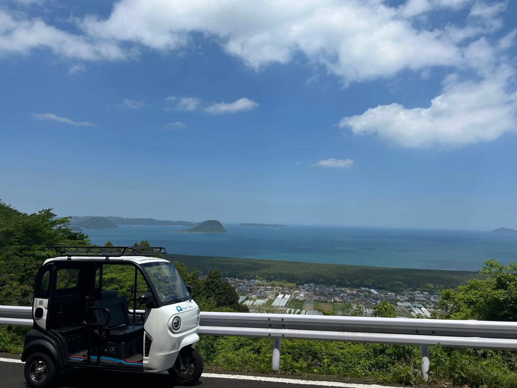 絶景を望む海岸沿いの道に停まる電動カート