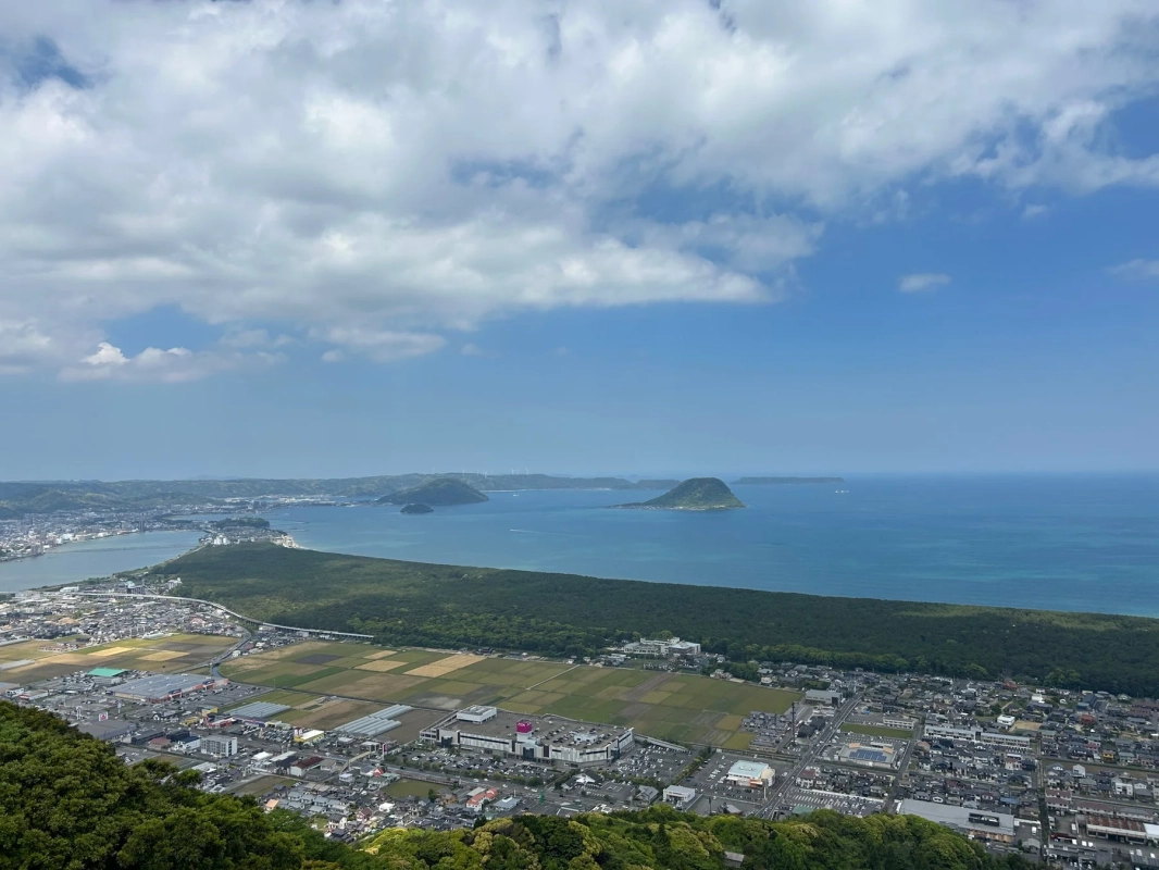 山の上から広がる海岸線と湾のパノラマビュー