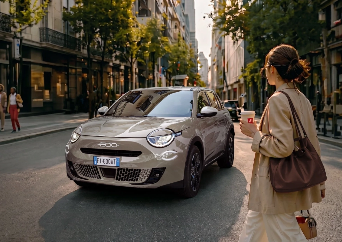 FIAT 600 Hybrid Caffelatteの車両と街並み