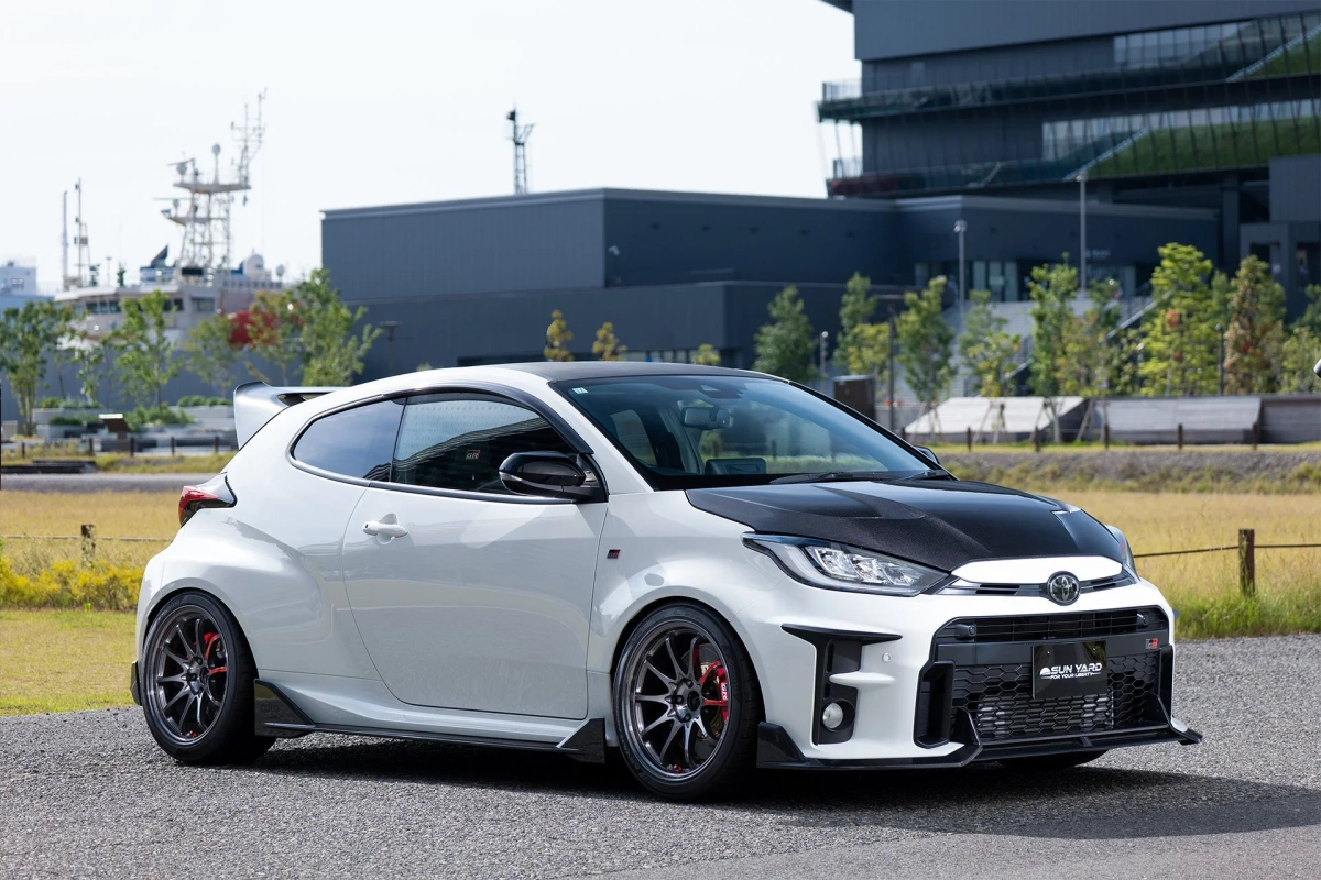 白いカスタムされたトヨタGRヤリスが屋外に駐車されています。