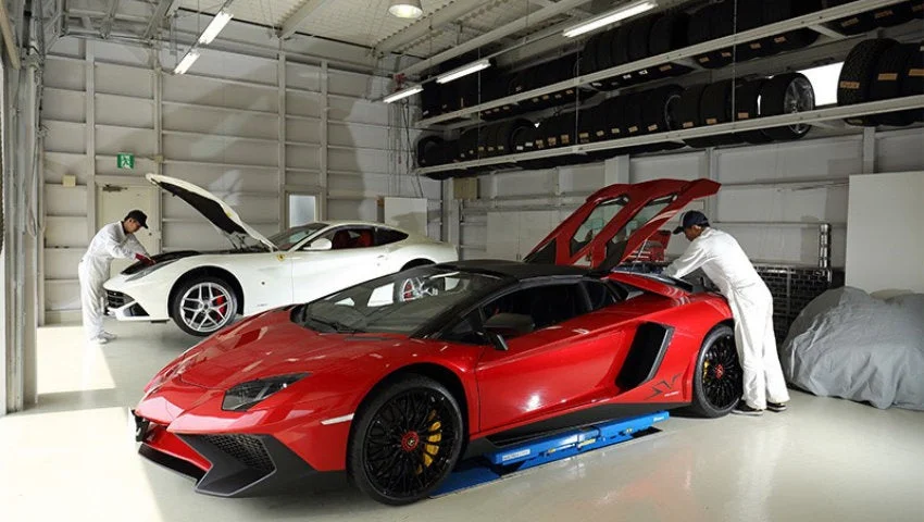 整備工場で点検を受ける高級スポーツカー