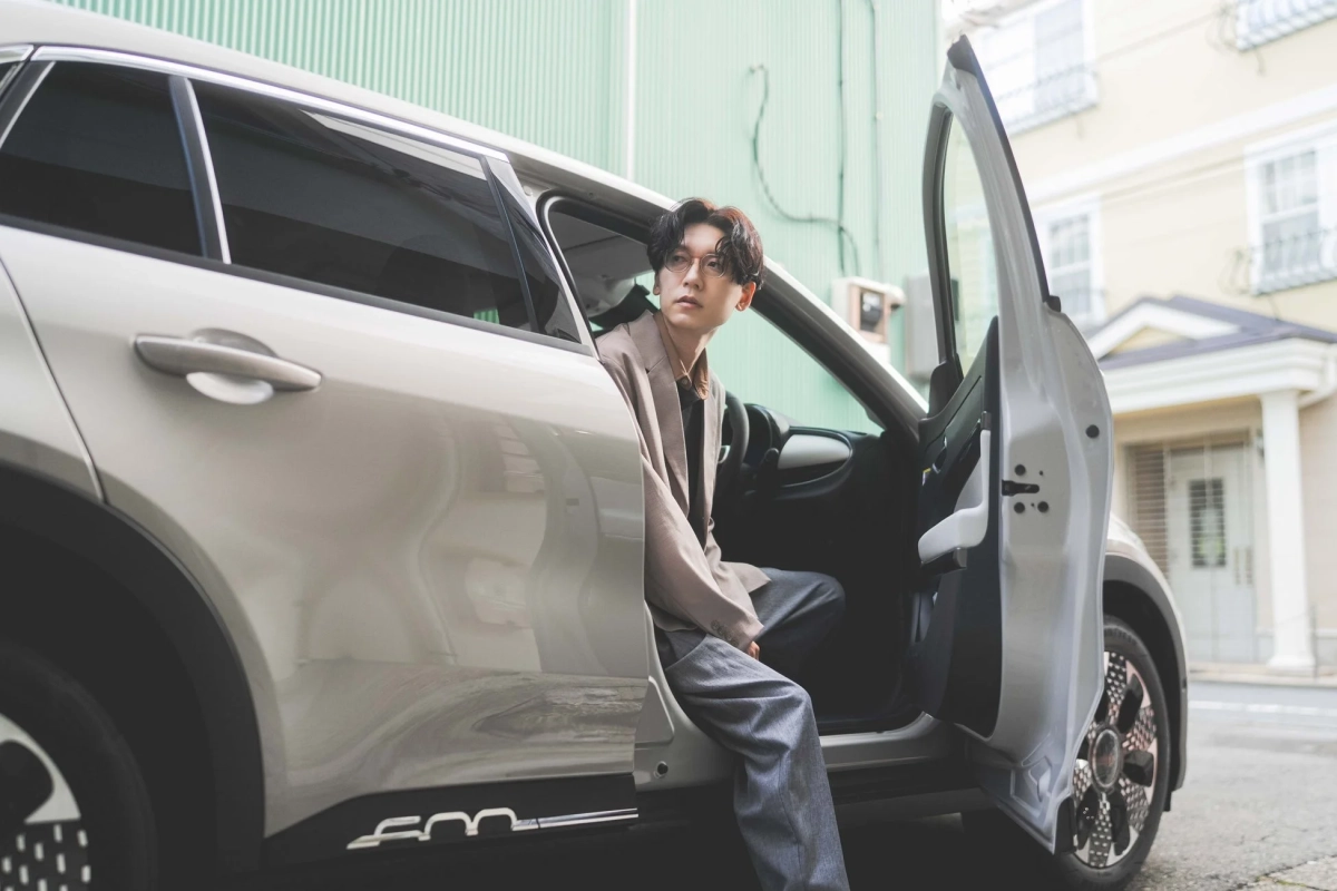 FIAT 600 Hybrid Caffelatteの運転席に座るKan Sano