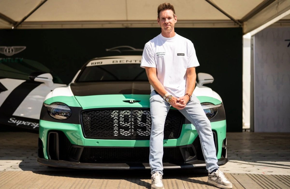 ベントレーのスポーツカーと男性ドライバー