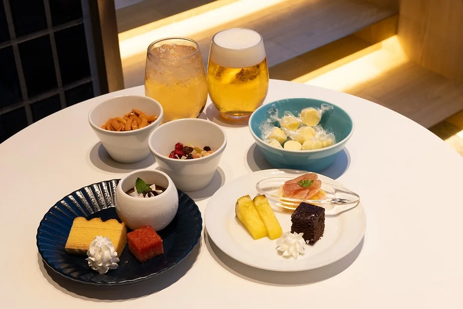 ラウンジのデザートとドリンク