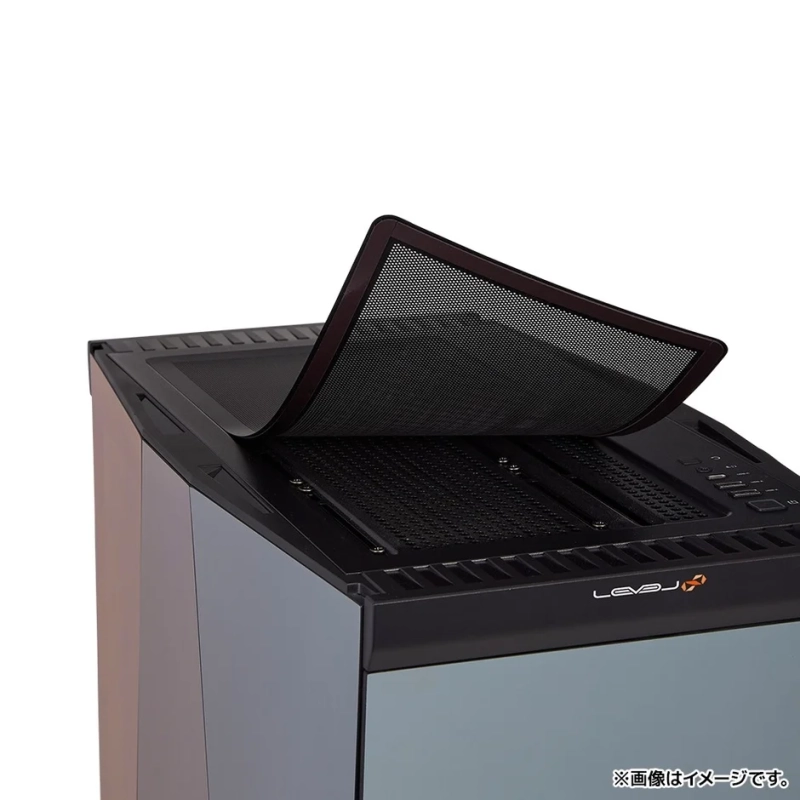 PCケースの天面にあるマグネット式のダストフィルターがめくられている様子