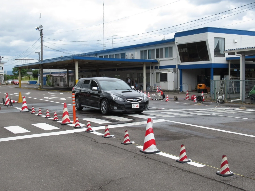 車がコーンと停車している様子