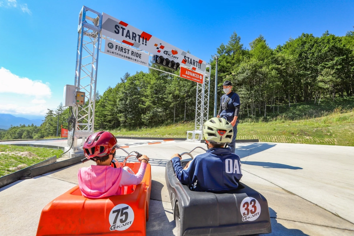 G-KARTのスタートラインに立つ子供たち