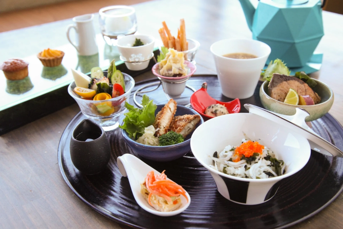 美しい器に盛られた彩り豊かな和食の定食