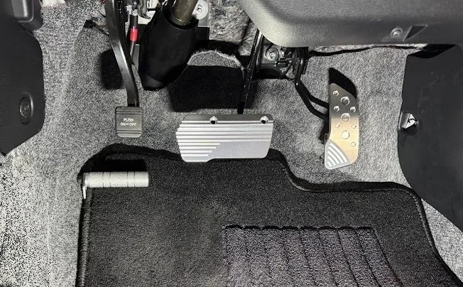 車内、ペダル、フットレスト