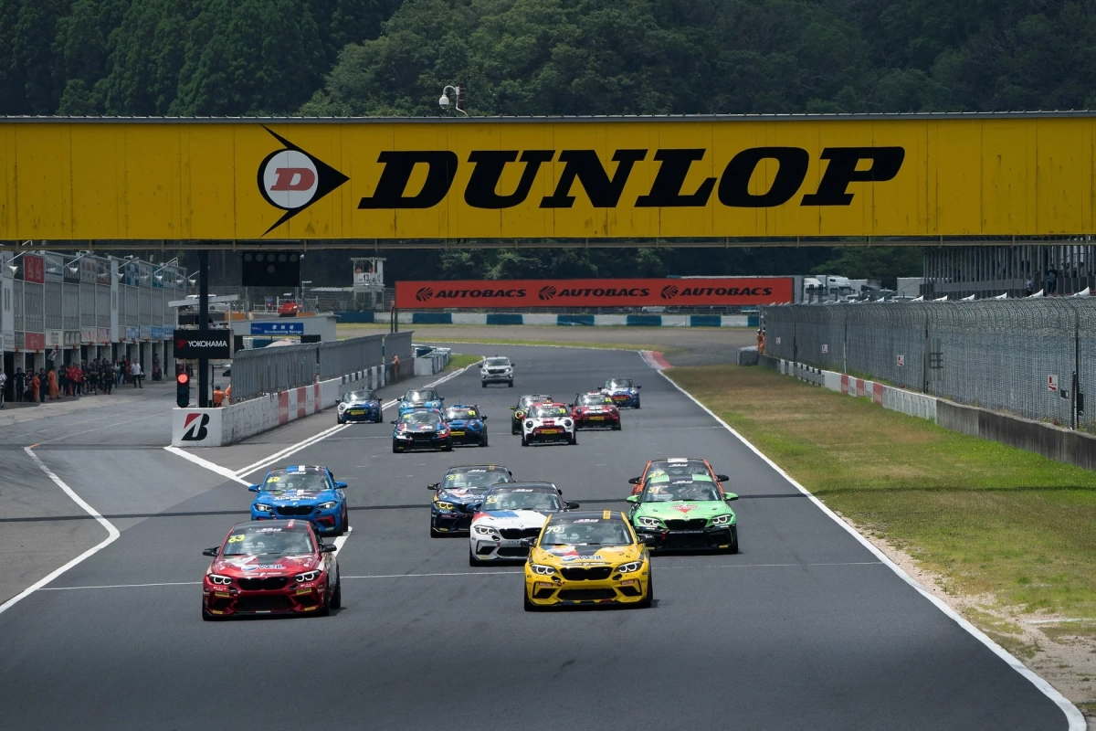 岡山国際サーキットのスタートラインに並ぶレーシングカー
