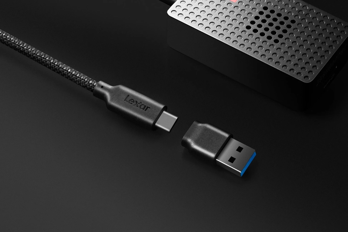 LexarブランドのUSB Type-CケーブルとUSB Type-Aコネクタ