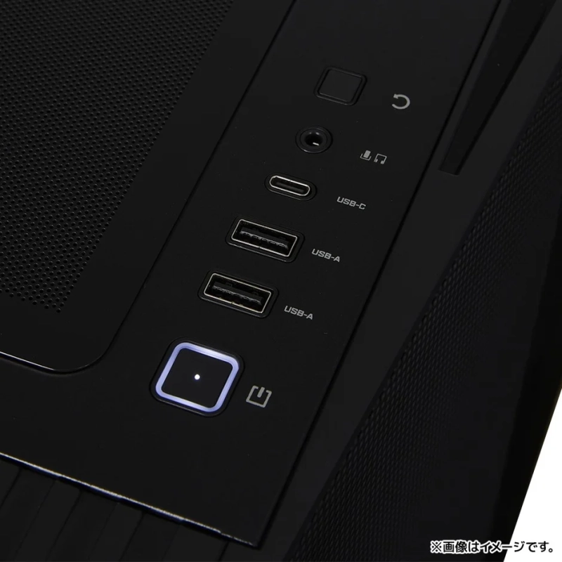 黒いPCケースのフロントパネルに配置された入出力端子とボタン