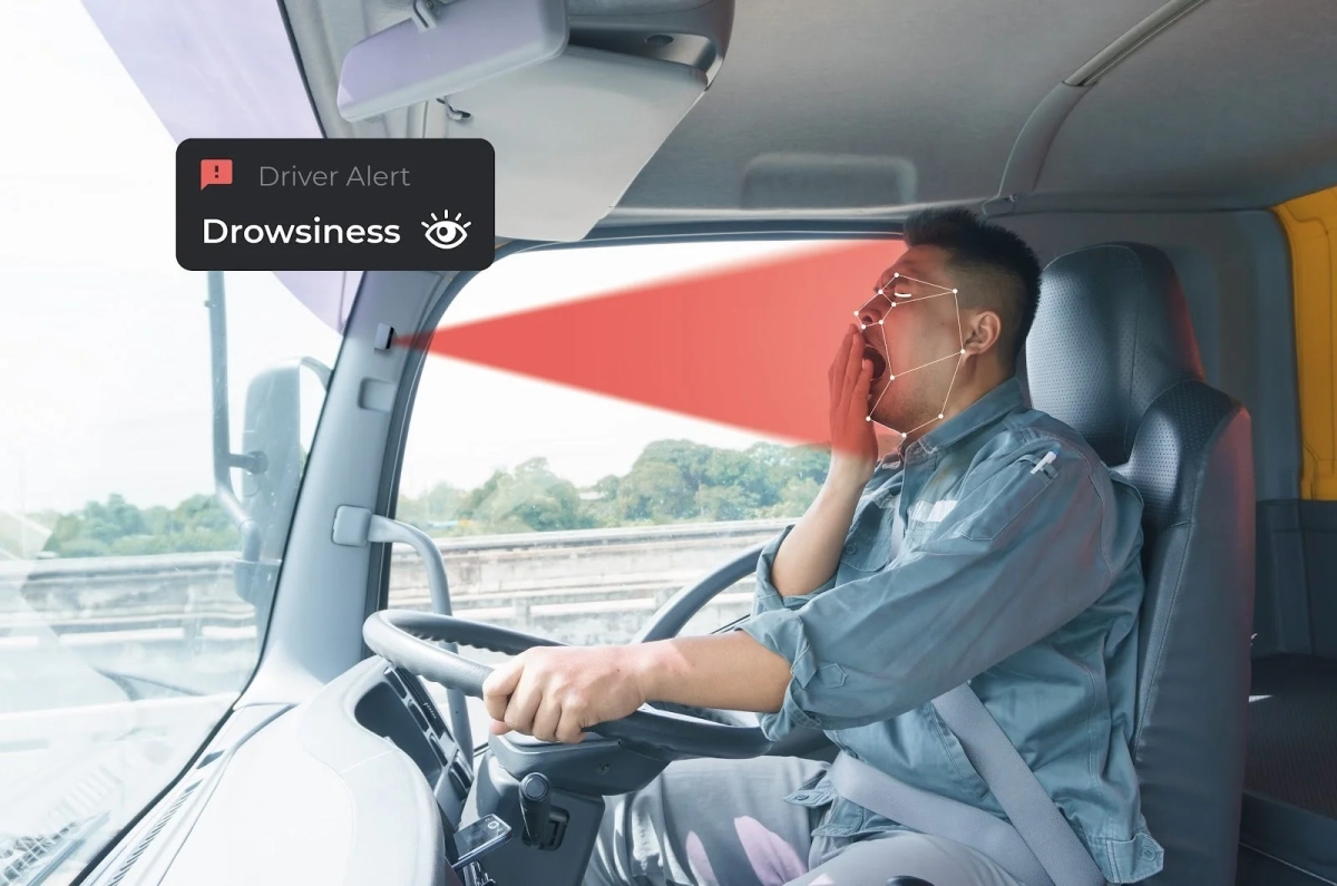 トラックの運転手が居眠り運転をしている様子と警告表示
