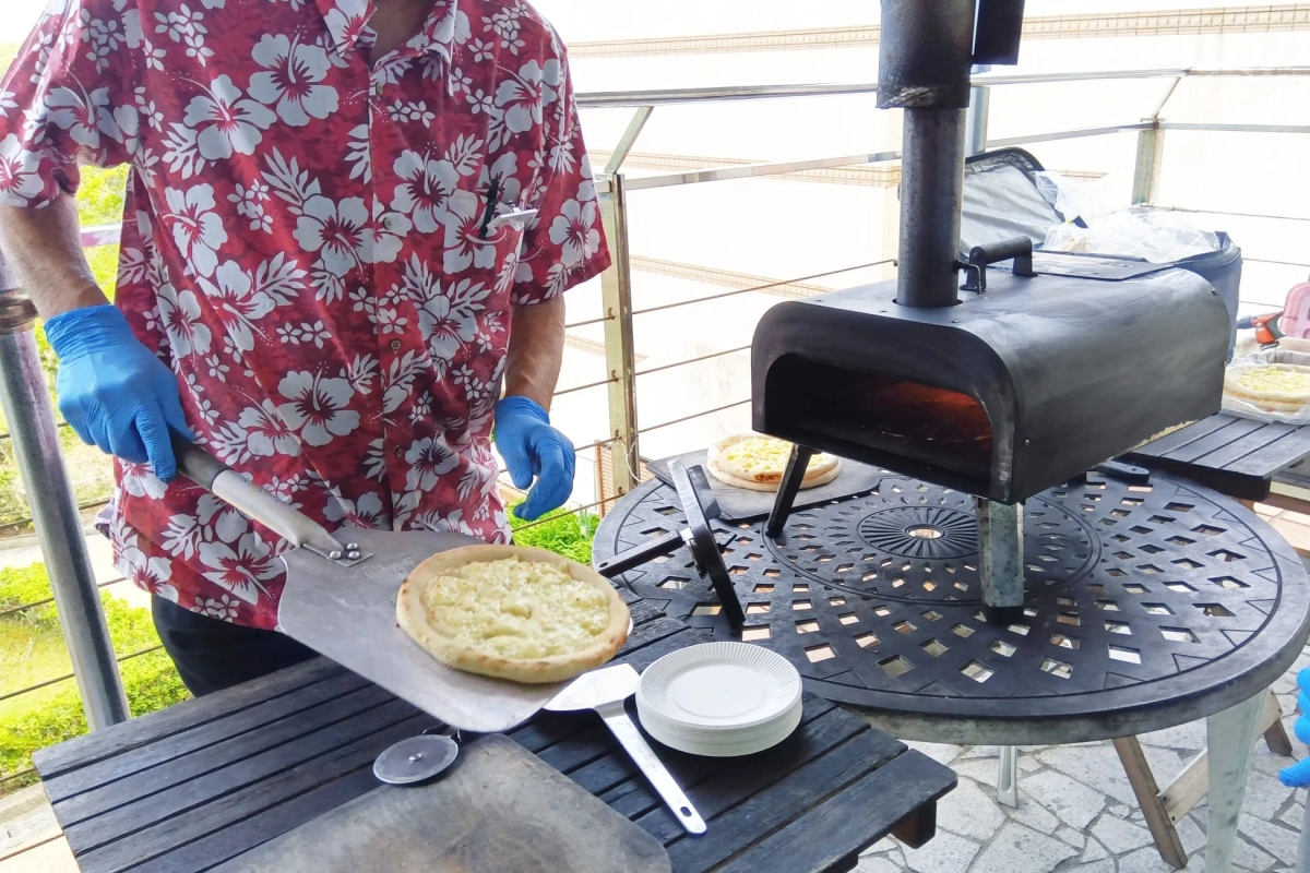 屋外でピザを焼く様子